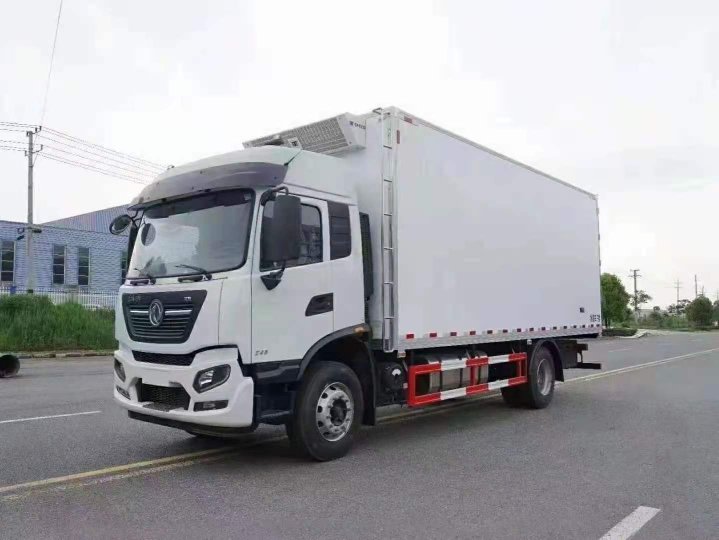 東風(fēng)天錦KR國(guó)六260馬力6.8米冷藏車(chē)